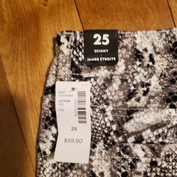NWT - Snakeskin print jeans Size 25 - Picture 4 of 6